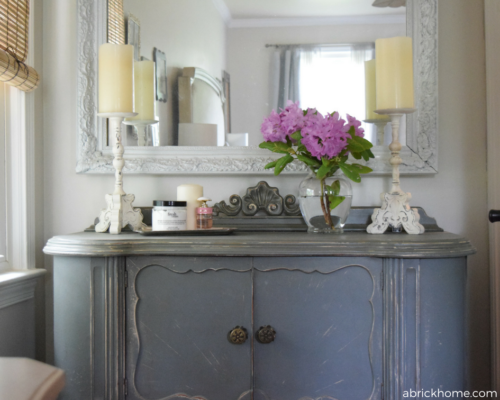 Love this simple and elegant buffet decor