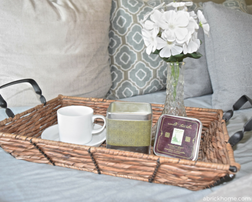 Perfect basket tray and love the decor in it