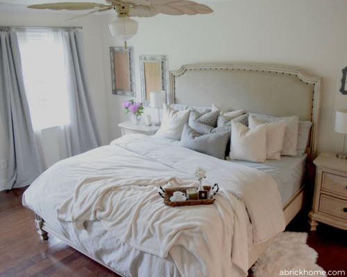 Love this color scheme and bed.