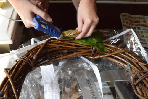 DIY Magnolia Leaf Wreath