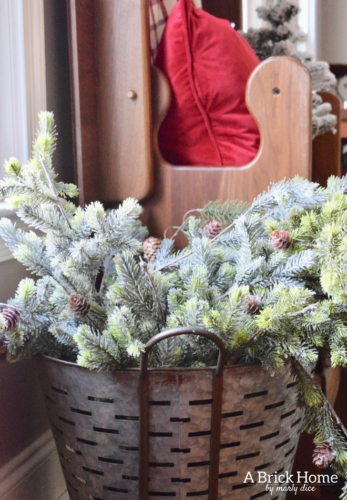A Brick Home: Christmas Entryway Bench Decor, christmas front entry, christmas front entry decor, christmas front entryway bench