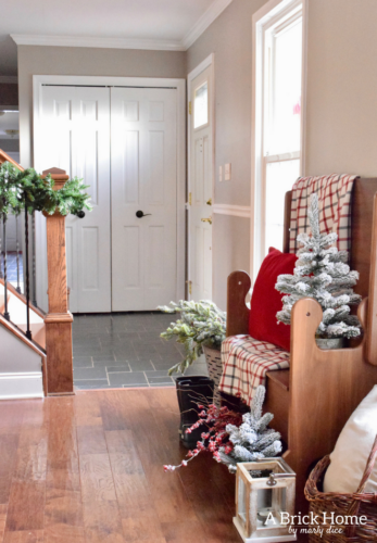 A Brick Home: Christmas Entryway Bench Decor, christmas front entry, christmas front entry decor, christmas front entryway bench