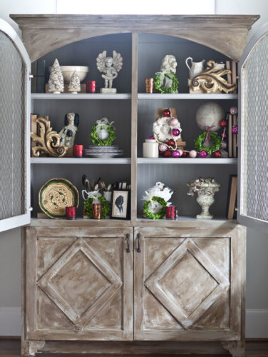 Christmas hutch decor ideas, christmas hutch china cabinet, christmas hutch decorating ideas, christmas hutch decor dining rooms, christmas dining room, christmas dining room decor