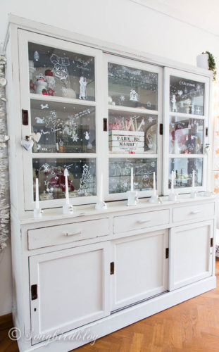 Christmas hutch decor ideas, christmas hutch china cabinet, christmas hutch decorating ideas, christmas hutch decor dining rooms, christmas dining room, christmas dining room decor