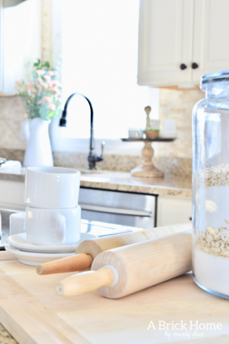 A Brick Home: spring kitchen, spring kitchen decor, spring kitchen decor countertops, kitchen decor, kitchen ideas #springdecor #kitchendecor #kitchenideas