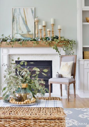 Gorgeous fall mantel decorating ideas to get you inspired.