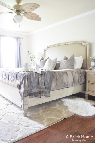 WOAH! This neutral master bedroom got a facelift, and it looks stunning. She how she created an inviting and comfy yet sophisticated master bedroom.