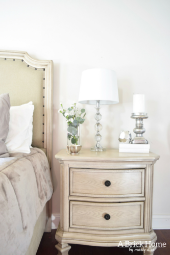 WOAH! This neutral master bedroom got a facelift, and it looks stunning. She how she created an inviting and comfy yet sophisticated master bedroom.