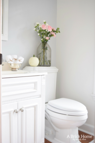 This powder room makeover REVEAL is insane! I can't believe how little money she spent to completely transform this powder room to a light and bright one. These small powder room ideas are must-see's!