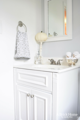 This powder room makeover REVEAL is insane! I can't believe how little money she spent to completely transform this powder room to a light and bright one. These small powder room ideas are must-see's!