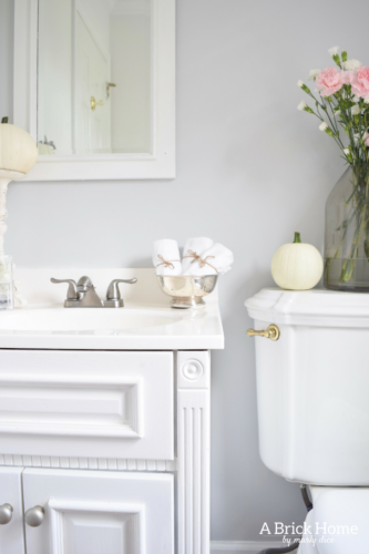 This powder room makeover REVEAL is insane! I can't believe how little money she spent to completely transform this powder room to a light and bright one. These small powder room ideas are must-see's!
