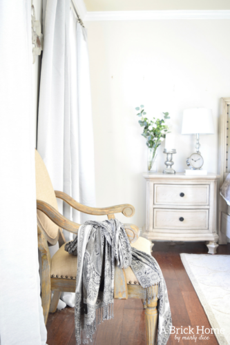 WOAH! This neutral master bedroom got a facelift, and it looks stunning. She how she created an inviting and comfy yet sophisticated master bedroom.