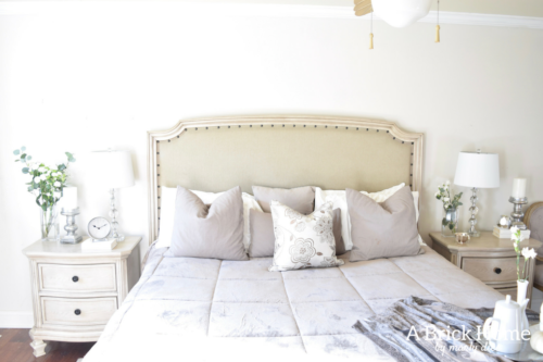 WOAH! This neutral master bedroom got a facelift, and it looks stunning. She how she created an inviting and comfy yet sophisticated master bedroom.