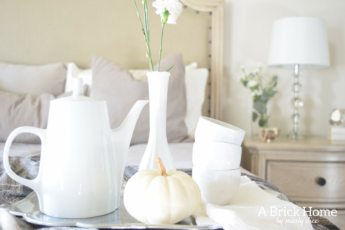 WOAH! This neutral master bedroom got a facelift, and it looks stunning. She how she created an inviting and comfy yet sophisticated master bedroom.