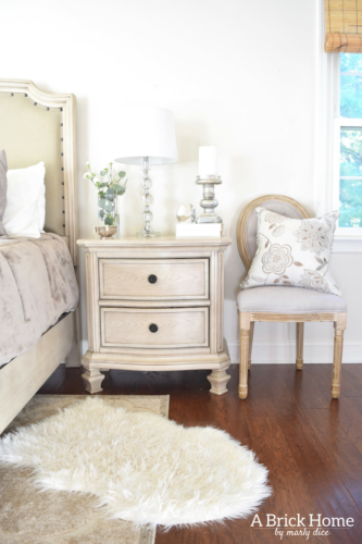 WOAH! This neutral master bedroom got a facelift, and it looks stunning. She how she created an inviting and comfy yet sophisticated master bedroom.