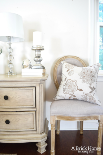 WOAH! This neutral master bedroom got a facelift, and it looks stunning. She how she created an inviting and comfy yet sophisticated master bedroom.
