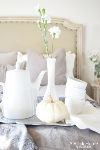 WOAH! This neutral master bedroom got a facelift, and it looks stunning. She how she created an inviting and comfy yet sophisticated master bedroom.