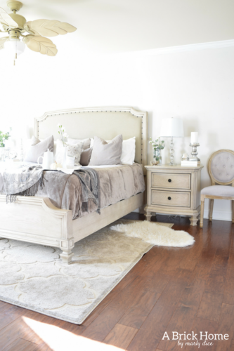 WOAH! This neutral master bedroom got a facelift, and it looks stunning. She how she created an inviting and comfy yet sophisticated master bedroom.