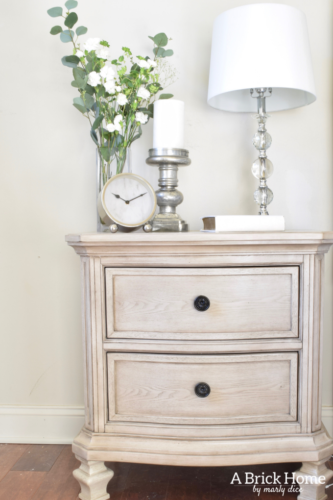 WOAH! This neutral master bedroom got a facelift, and it looks stunning. She how she created an inviting and comfy yet sophisticated master bedroom.