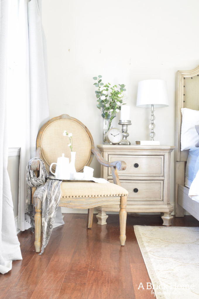 WOAH! This neutral master bedroom got a facelift, and it looks stunning. She how she created an inviting and comfy yet sophisticated master bedroom.