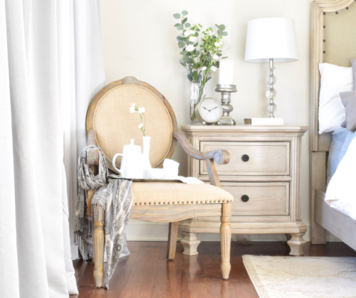 WOAH! This neutral master bedroom got a facelift, and it looks stunning. She how she created an inviting and comfy yet sophisticated master bedroom.