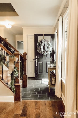 Wow!! A MAGICAL snowy white holiday home, filled with chic and rustic touches! A MUST-SEE! #rusticchristmas