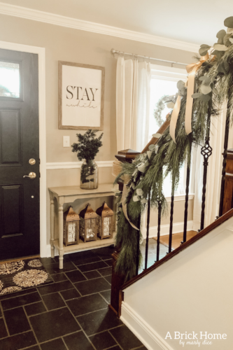 Wow!! A MAGICAL snowy white holiday home, filled with chic and rustic touches! A MUST-SEE! #rusticchristmas