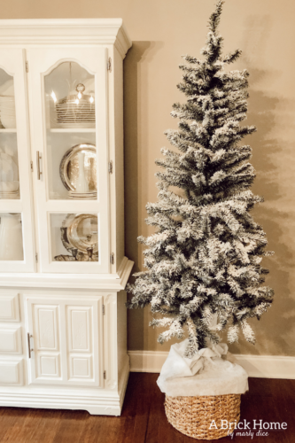 Wow!! A MAGICAL snowy white holiday home, filled with chic and rustic touches! A MUST-SEE! #rusticchristmas