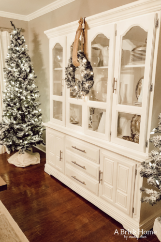 Wow!! A MAGICAL snowy white holiday home, filled with chic and rustic touches! A MUST-SEE! #rusticchristmas