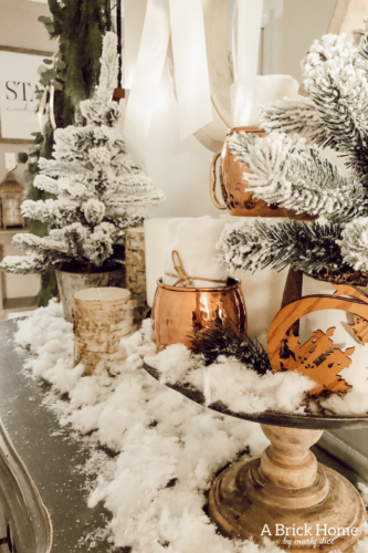 Wow!! A MAGICAL snowy white holiday home, filled with chic and rustic touches! A MUST-SEE! #rusticchristmas