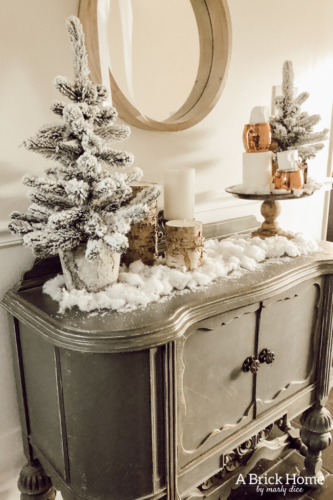 Wow!! A MAGICAL snowy white holiday home, filled with chic and rustic touches! A MUST-SEE! #rusticchristmas