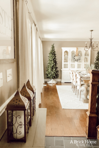 Wow!! A MAGICAL snowy white holiday home, filled with chic and rustic touches! A MUST-SEE! #rusticchristmas