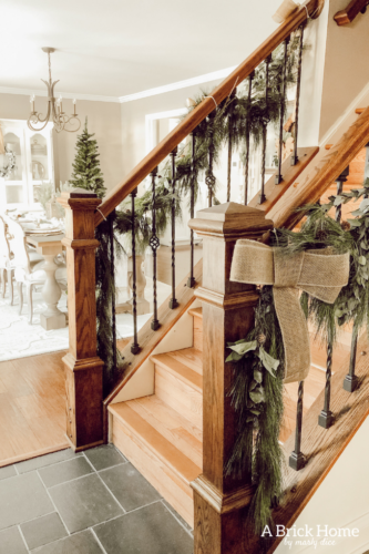 Wow!! A MAGICAL snowy white holiday home, filled with chic and rustic touches! A MUST-SEE! #rusticchristmas