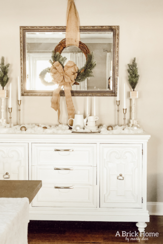 Wow!! A MAGICAL snowy white holiday home, filled with chic and rustic touches! A MUST-SEE! #rusticchristmas