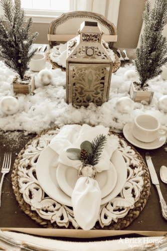 Wow!! A MAGICAL snowy white holiday home, filled with chic and rustic touches! A MUST-SEE! #rusticchristmas