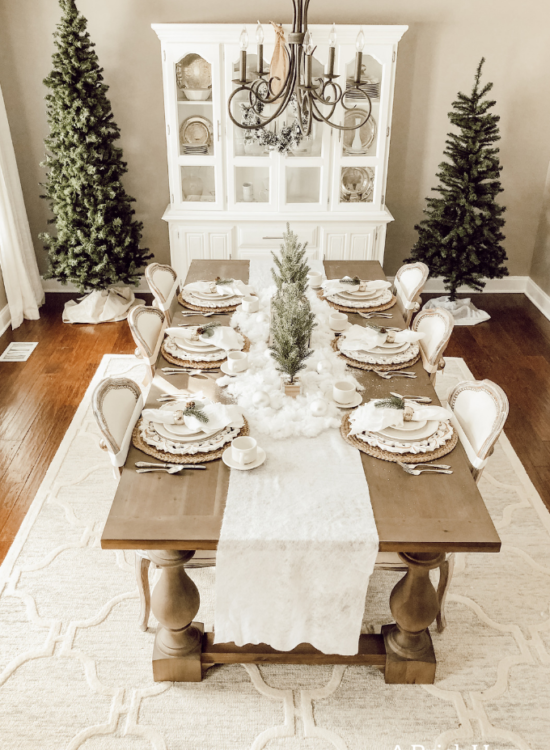Wow!! A MAGICAL snowy white holiday home, filled with chic and rustic touches! A MUST-SEE! #rusticchristmas