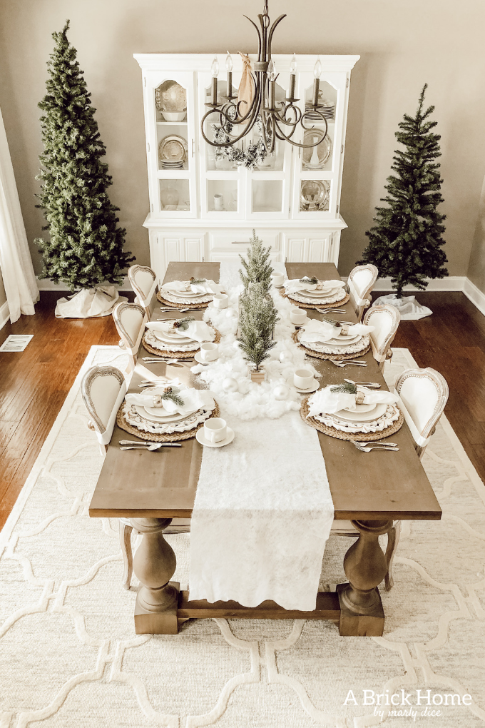 Wow!! A MAGICAL snowy white holiday home, filled with chic and rustic touches! A MUST-SEE! #rusticchristmas