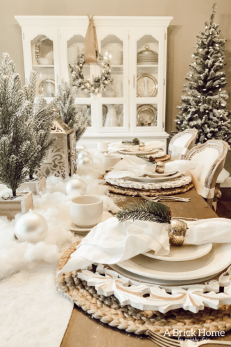 Wow!! A MAGICAL snowy white holiday home, filled with chic and rustic touches! A MUST-SEE! #rusticchristmas