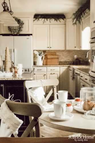 Wow!! A MAGICAL snowy white holiday home, filled with chic and rustic touches! A MUST-SEE! #rusticchristmas
