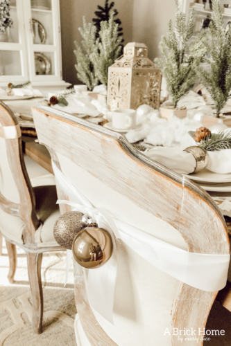 Wow!! A MAGICAL snowy white holiday home, filled with chic and rustic touches! A MUST-SEE! #rusticchristmas