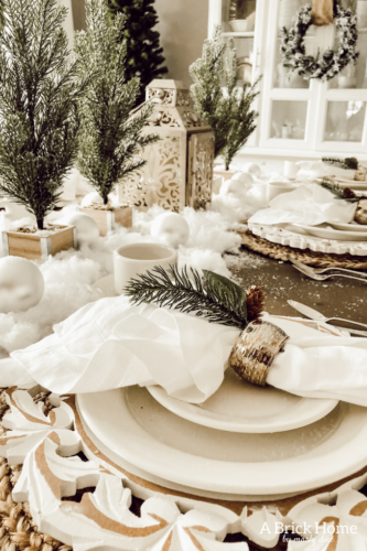 Wow!! A MAGICAL snowy white holiday home, filled with chic and rustic touches! A MUST-SEE! #rusticchristmas