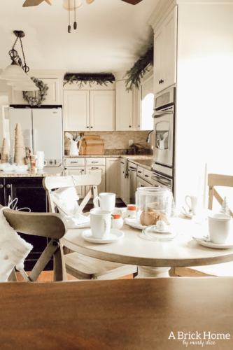 Wow!! A MAGICAL snowy white holiday home, filled with chic and rustic touches! A MUST-SEE! #rusticchristmas