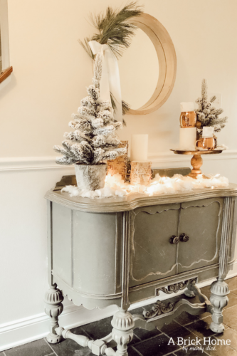 Wow!! A MAGICAL snowy white holiday home, filled with chic and rustic touches! A MUST-SEE! #rusticchristmas
