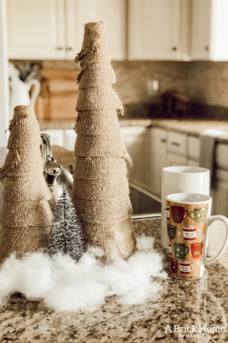 Wow!! A MAGICAL snowy white holiday home, filled with chic and rustic touches! A MUST-SEE! #rusticchristmas