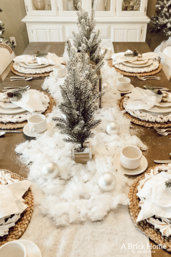 Wow!! A MAGICAL snowy white holiday home, filled with chic and rustic touches! A MUST-SEE! #rusticchristmas
