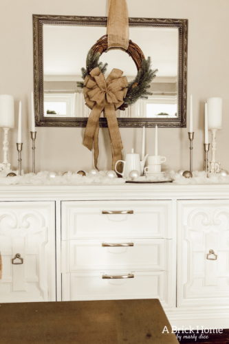 Wow!! A MAGICAL snowy white holiday home, filled with chic and rustic touches! A MUST-SEE! #rusticchristmas