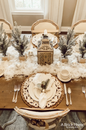 Wow!! A MAGICAL snowy white holiday home, filled with chic and rustic touches! A MUST-SEE! #rusticchristmas