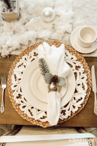 Wow!! A MAGICAL snowy white holiday home, filled with chic and rustic touches! A MUST-SEE! #rusticchristmas