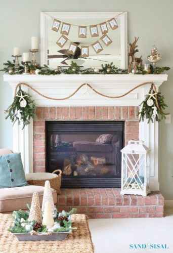 Gorgeous Christmas mantel decorations that'll inspire you this year! Check out this roundup up beautiful holiday mantels. #christmasmantels