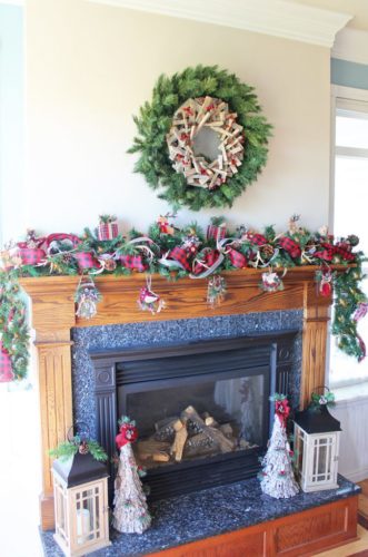 Gorgeous Christmas mantel decorations that'll inspire you this year! Check out this roundup up beautiful holiday mantels. #christmasmantels